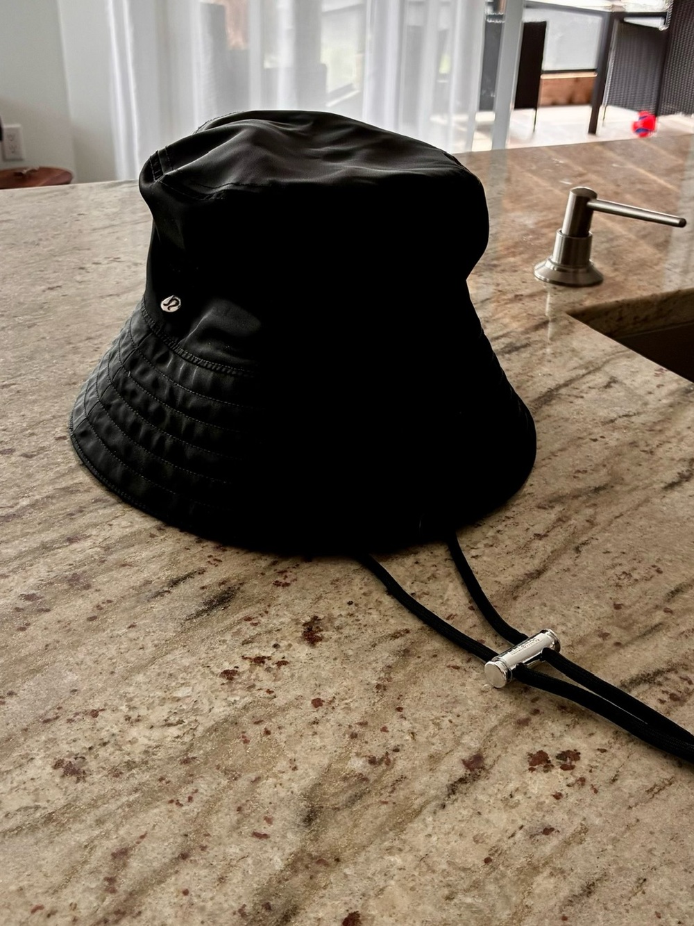 lululemon black bucket hat with interior label